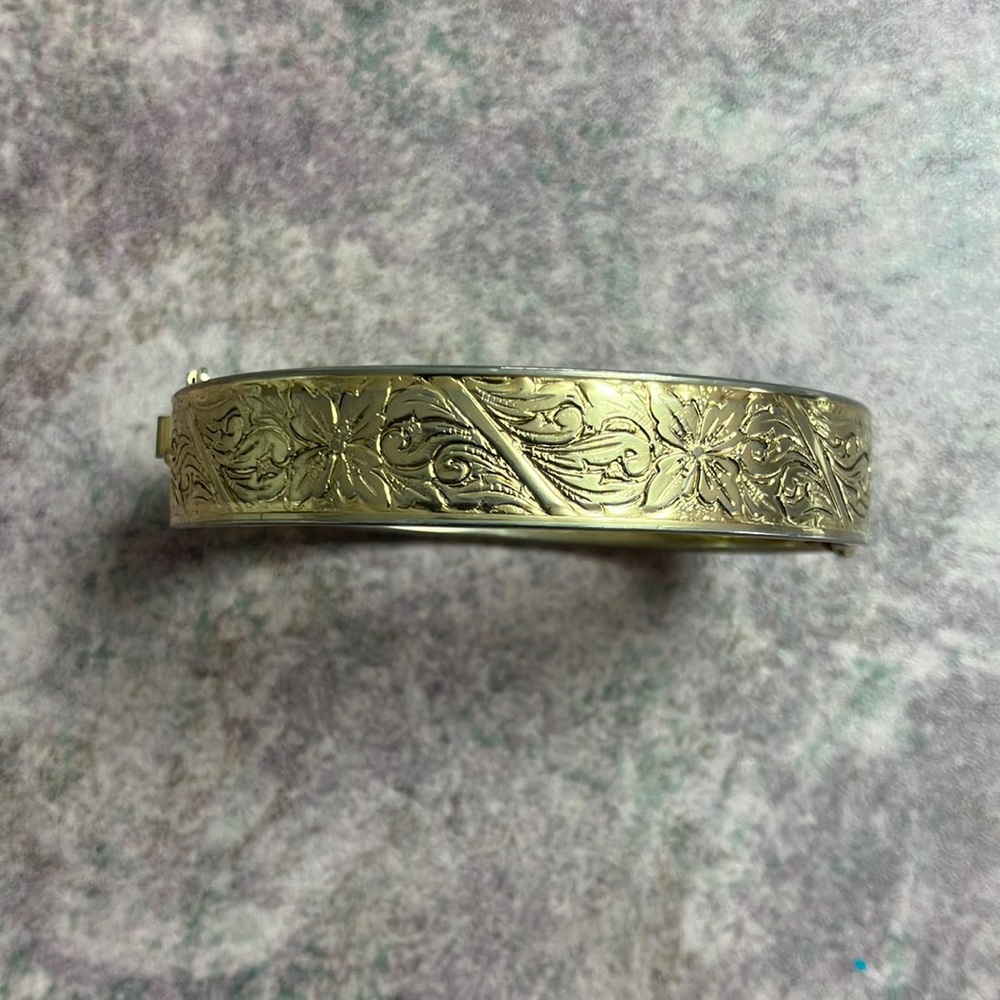 Vintage Engraved Goldtone Hinged Bangle Bracelet